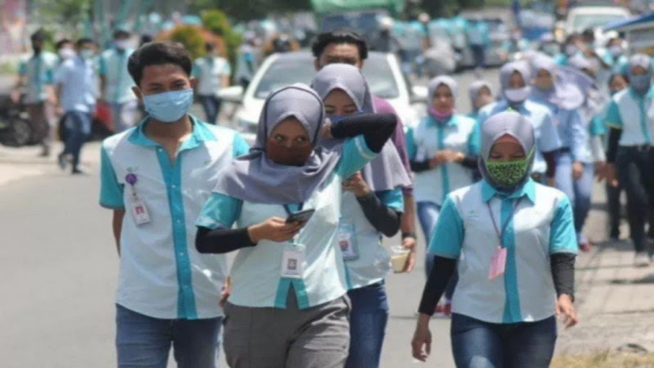 Sejumlah pekerja pabrik berjalan di luar area pabrik saat jam istirahat di Boyolali, Jawa Tengah, Selasa (7/4/2020). (ANTARA FOTO/Aloysius Jarot Nugroho/hp)