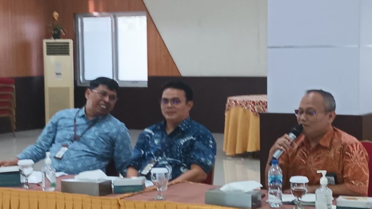 Kepala Bidang Penyuluhan, Pelayanan dan Hubungan Masyarakat, DJP Sumbar-Jambi, Marihot Pahala Siahaan. (Tengah) (ANTARA/Miko Elfisha)
