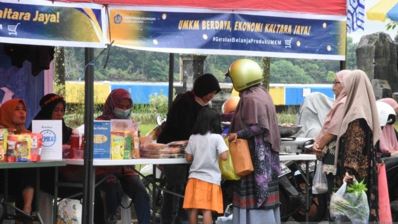 Pengunjung berbelanja di stan UMKM pada bazar Pekan UMKM yang diselenggarakan Kanwil DJPb Kalimantan Utara (Kaltara), di Tanjung Selor, Bulungan, Minggu (5/3/2023). ANTARA/HO-Kanwil DJPb Kaltara.