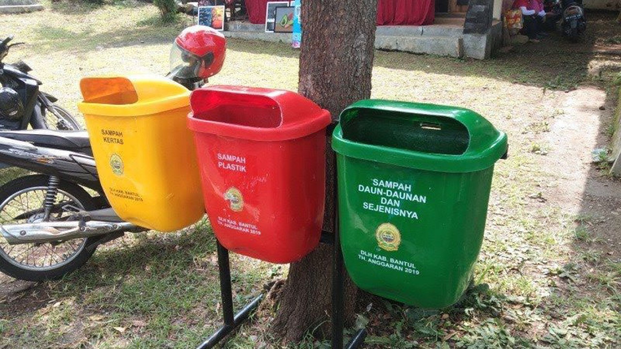 Sarana pengelolaan sampah dari Dinas Lingkungan Hidup Kabupaten Bantul, Daerah Istimewa Yogyakarta. (FOTO ANTARA/Hery Sidik)