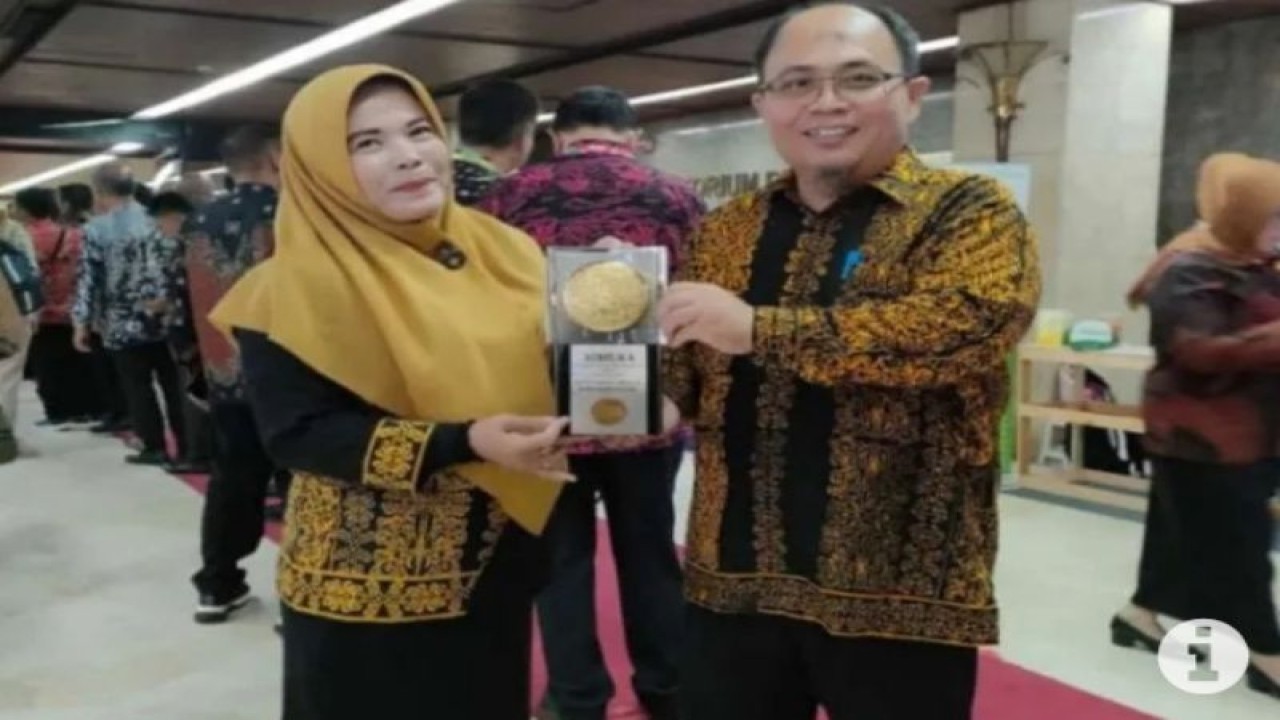Kepala DLH Paser Kaltim Achmad Safari bersama Sekretaris Ruslya Aswina memperlihatkan Piala Adipura usai diterima Bupati dr Fahmi Fadli dari Kementerian LHK di Jakarta, Selasa (28/2/2023). ANTARA/R. Wartono