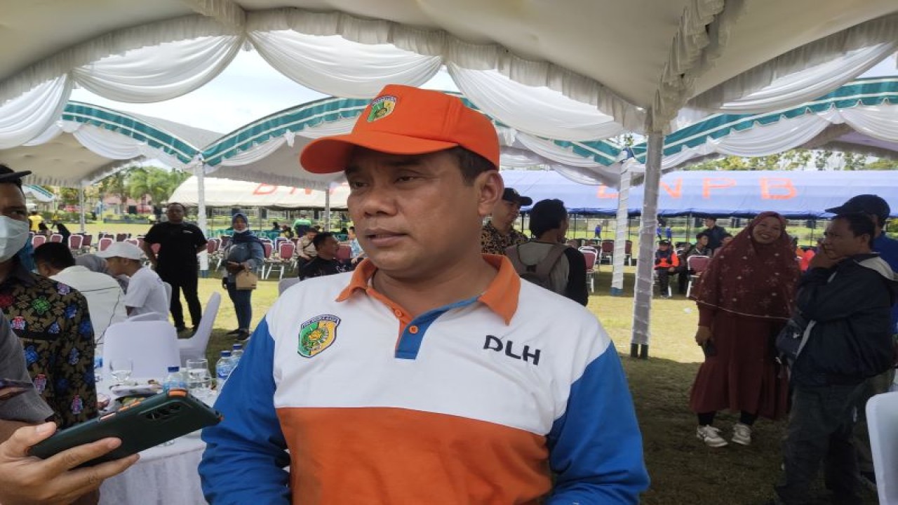 Kepala Dinas Lingkungan Hidup Kota Palangka Raya Zaini Achmad. (ANTARA/Rendhik Andika)