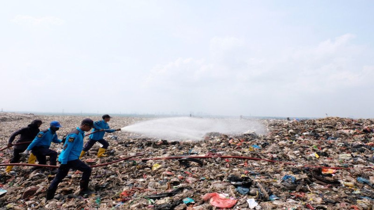 Sejumlah petugas Dinas Lingkungan Hidup (DLH) Kota Surabaya menggelar simulasi penyemprotan larutan organik penahan bau, di Tempat Pembuangan Akhir (TPA) Benowo, Kota Pahlawan, Jawa Timur, Jumat (24/3/2023). ANTARA/HO-Diskominfo Surabaya