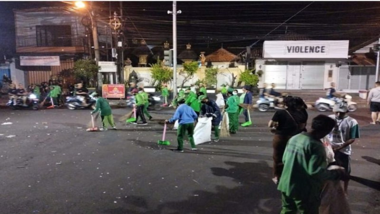 Petugas Dinas Lingkungan Hidup dan Kebersihan (DLHK) Kota Denpasar, Bali, saat membersihkan sampah sisa upacara Pengerupukan yang dilanjutkan parade ogoh-ogoh di Denpasar. ANTARA/HO-DLHK Denpasar.