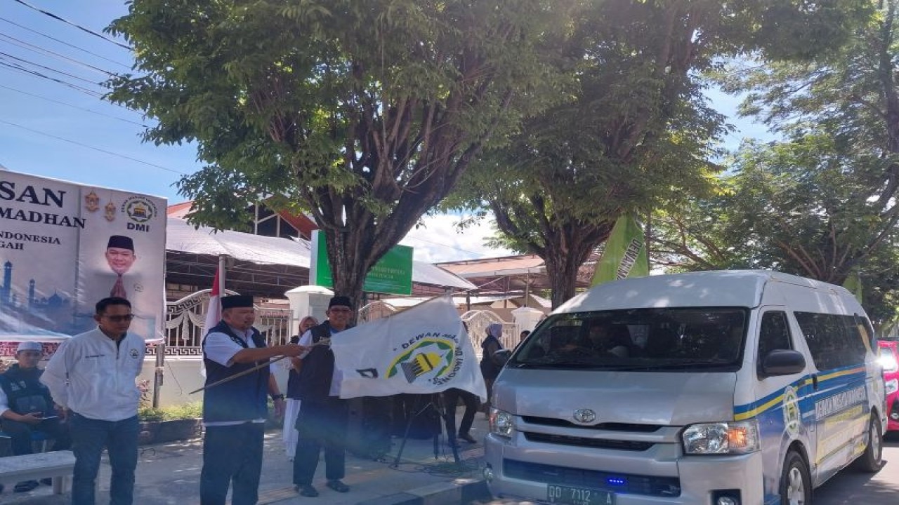 Sekretaris Umum Pimpinan Wilayah DMI Sulawesi Tengah Muchtar Ibnu Masud melepas tim Safari Ramadhan 1444 Hijriah di Kota Palu, Jumat (24/3/2023). (ANTARA/Muhammad Hajiji)