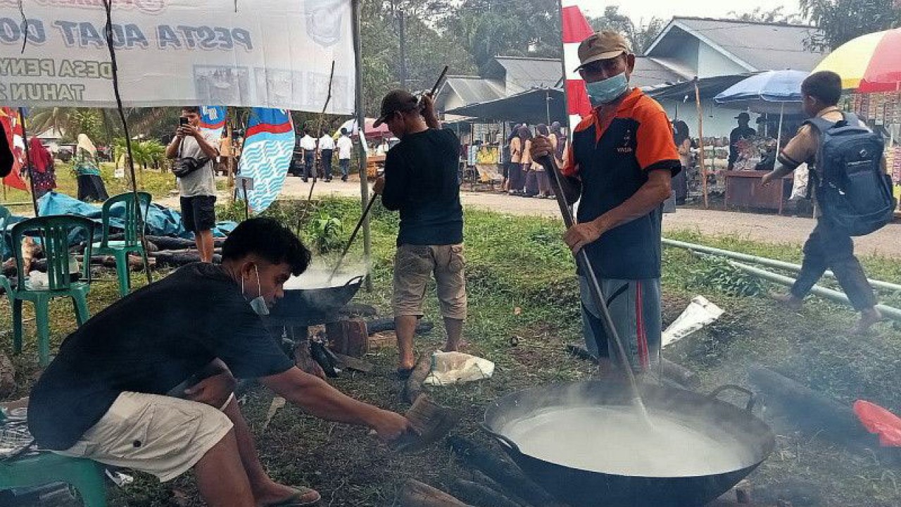 Pelaksanaan Dodol Bergema menyambut bulan suci Ramadhan menjadi tradisi warga Desa Penyampak, Kabupaten Bangka Barat. ANTARA/Donatus Dasapurna