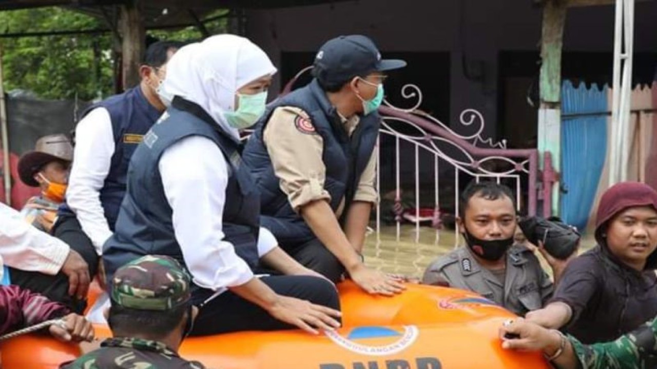 Dokumen Gubernur Jatim Khofifah Indar Parawansa saat meninjau banjir di Pamekasan. (Abd. Aziz)