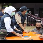 Dokumen Gubernur Jatim Khofifah Indar Parawansa saat meninjau banjir di Pamekasan. (Abd. Aziz)-1678760177