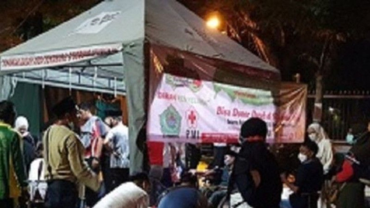 Dokumen kegiatan donor darah oleh PMI Pamekasan (Abd. Aziz)