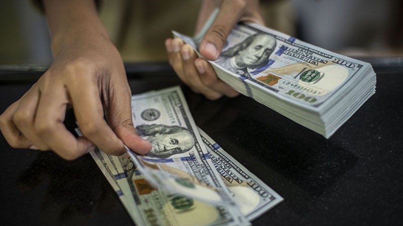 Pegawai menghitung uang dolar Amerika Serikat (AS) di gerai penukaran mata uang asing PT Ayu Masagung, Jakarta, Rabu (4/3/2020). Nilai tukar rupiah yang ditransaksikan antarbank di Jakarta pada Rabu (4/3) pagi, bergerak menguat 105 poin atau 0,74 persen menjadi Rp14.178 per AS dari sebelumnya Rp14.283 per dolar AS yang dipicu oleh penurunan suku bunga Bank Sentral AS The Federal Reserve (The Fed). ANTARA FOTO/Aprillio Akbar/hp. (ANTARA FOTO/Aprillio Akbar)