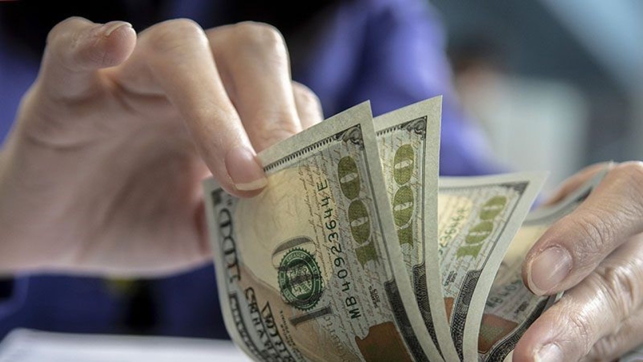 Ilustrasi - Petugas menghitung uang dolar AS di gerai penukaran mata uang asing VIP (Valuta Inti Prima) Money Changer, Jakarta. ANTARA FOTO/Muhammad Adimaja/focpri. (ANTARA FOTO/MUHAMMAD ADIMAJA)