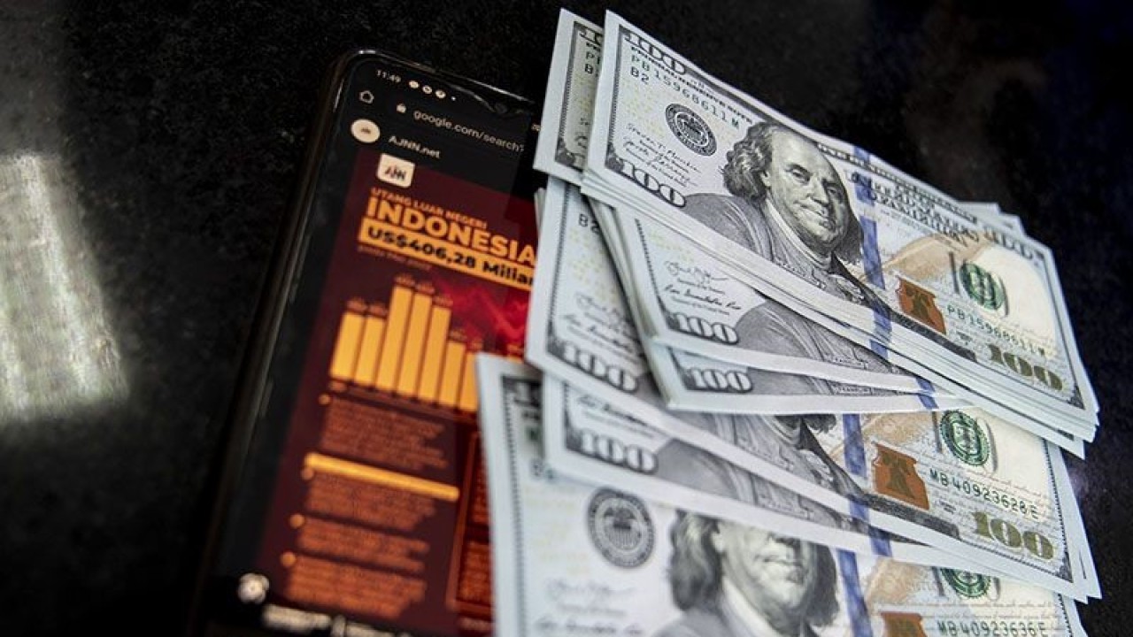 Ilustrasi tumpukan uang dolar AS berada di gerai penukaran mata uang asing VIP (Valuta Inti Prima) Money Changer, Jakarta, Rabu (16/11/2022). ANTARA FOTO/Muhammad Adimaja/foc/pri.