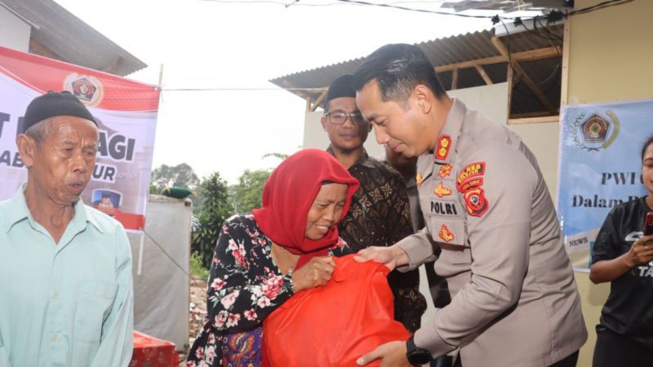Kapolres Cianjur AKBP Doni Hermawan menyerahkan bantuan sembako dalam rangka Hari Pers Nasional Cianjur 2023 di Desa Benjod, Kecamatan Cugenang, Jumat (10/3/2023). (ANTARA/Ahmad Fikri)