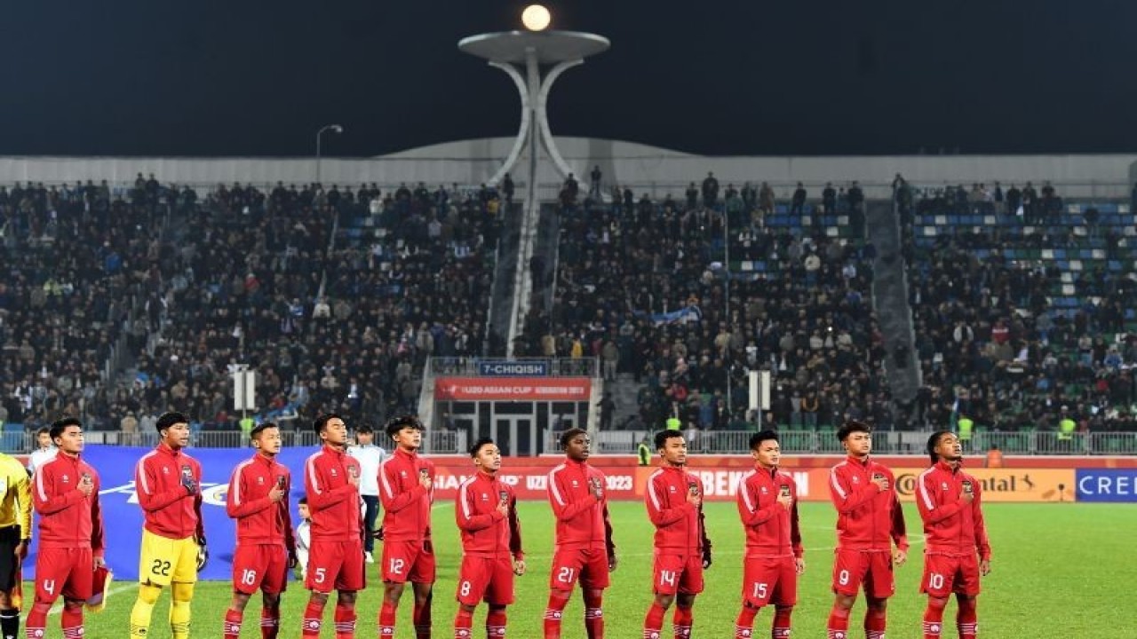 Pesepak bola Timnas U-20 Indonesia menyanyikan lagu Indonesia Raya sebelum bertanding dalam laga terakhir Grup A Piala Asia U-20 menghadapi Timnas U-20 Uzbekistan di Stadion Istiqlol, Fergana, Uzbekistan, Selasa (7/3/2023). (ANTARA FOTO/Sigid Kurniawan/foc.)