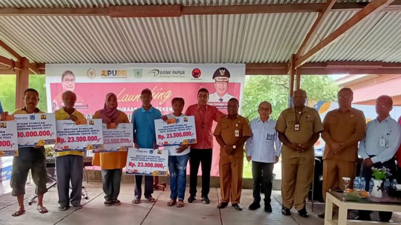 Prosesi pembagian program BSPS oleh anggota DPR RI Harvey Malaihollo kepada peserta penerima manfaat. (ANTARA/Yuvensius Lasa Banafanu)