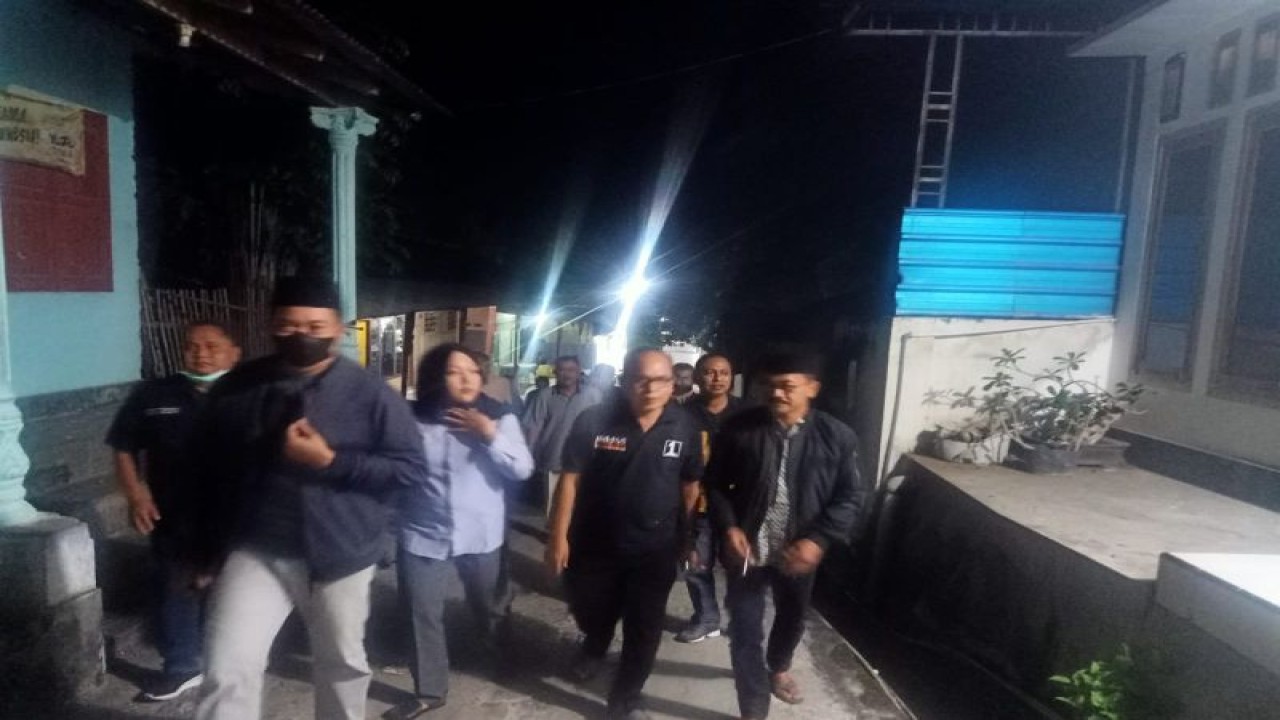 Anggota Komisi I dan Komisi IV DPRD Situbondo saat melakukan sidak di eks lokalisasi gunung sampan. Sabtu (25/3/2023) malam, ANTARA/HO-ist
