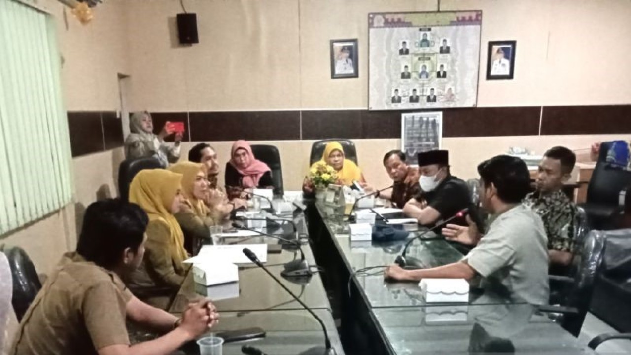 Anggota Bapamperda DPRD Kota Banjarmasin saat rapat evaluas harmonisasi lima Raperda dengan Kemenkumham pada Selasa. (ANTARA/Sukarli)