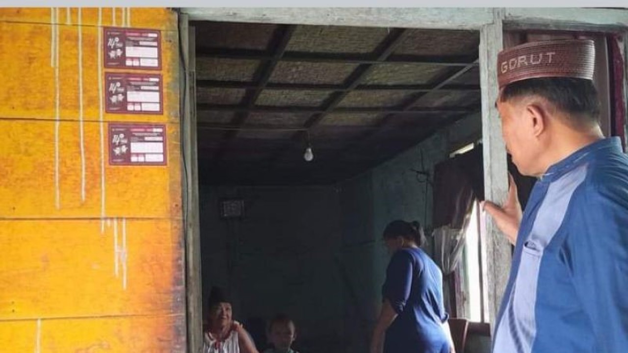 Wakil Ketua I DPRD Gorontalo Utara, Roni Imran, melakukan kunjungan ke rumah-rumah warga turut menyosialisasikan pencegahan stunting. ANTARA/Susanti Sako