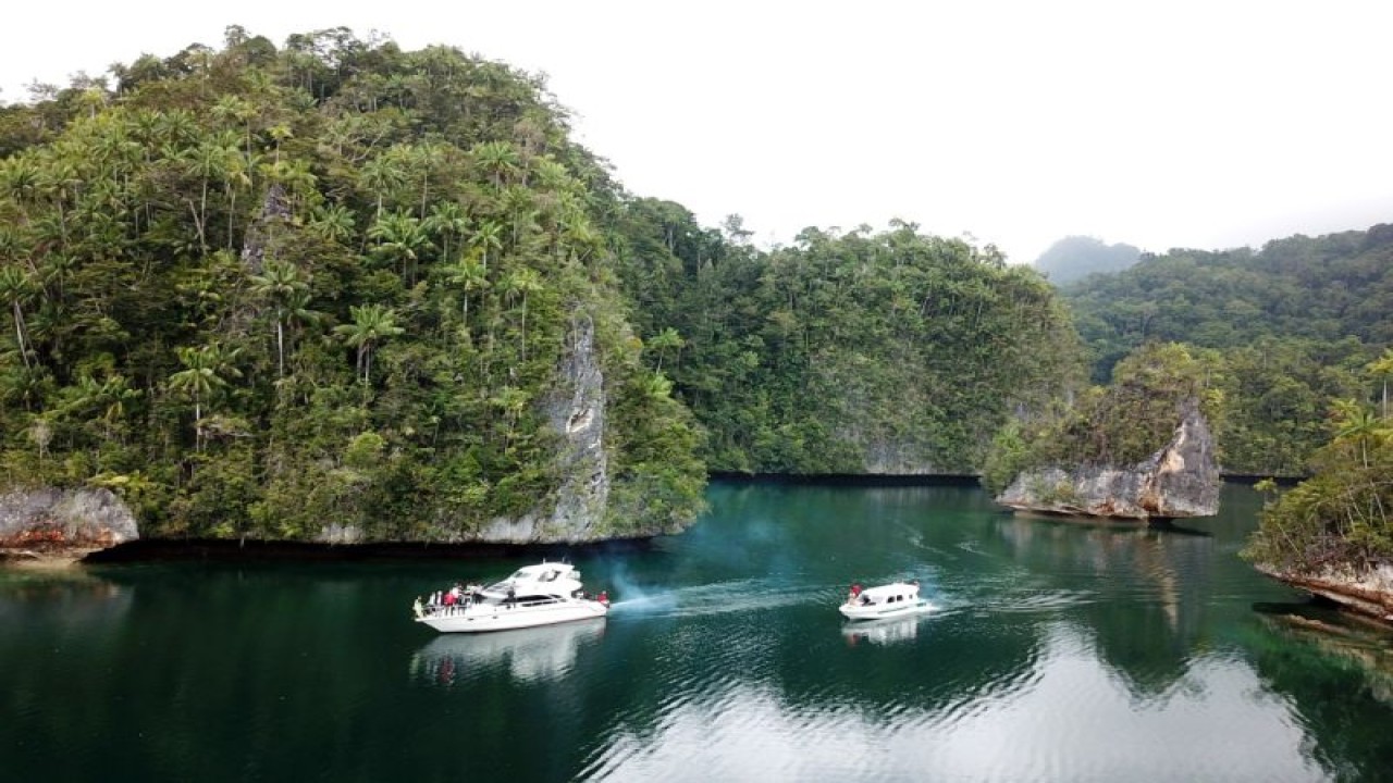 Teluk Triton, salah satu destinasi andalan Kabupaten Kaimana, Provinsi Papua Barat untuk menarik kunjungan wisatawan baik lokal maupun manca negara. (ANTARA/HO-Isabela Wisang)