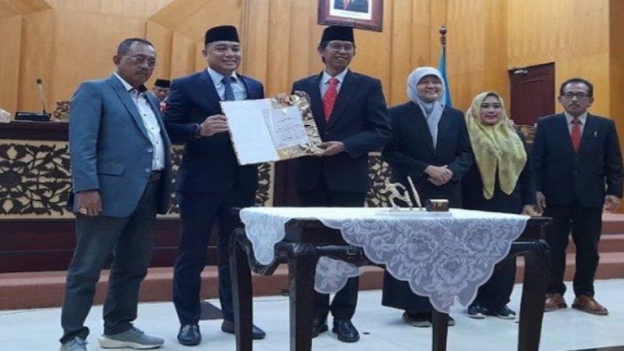 Wali Kota Surabaya Eri Cahyadi (kedua dari kiri) dan Wawali Armuji bersama Ketua DPRD Adi Sutarwijono dan tiga wakilnya, Laila Mufidah, A Hermas Thony, dan Reni Astuti seusai rapat paripurna LKPJ di DPRD Surabaya pada Selasa (21/3/2023). (FOTO ANTARA/HO-Faiq/DPRD Surabaya)