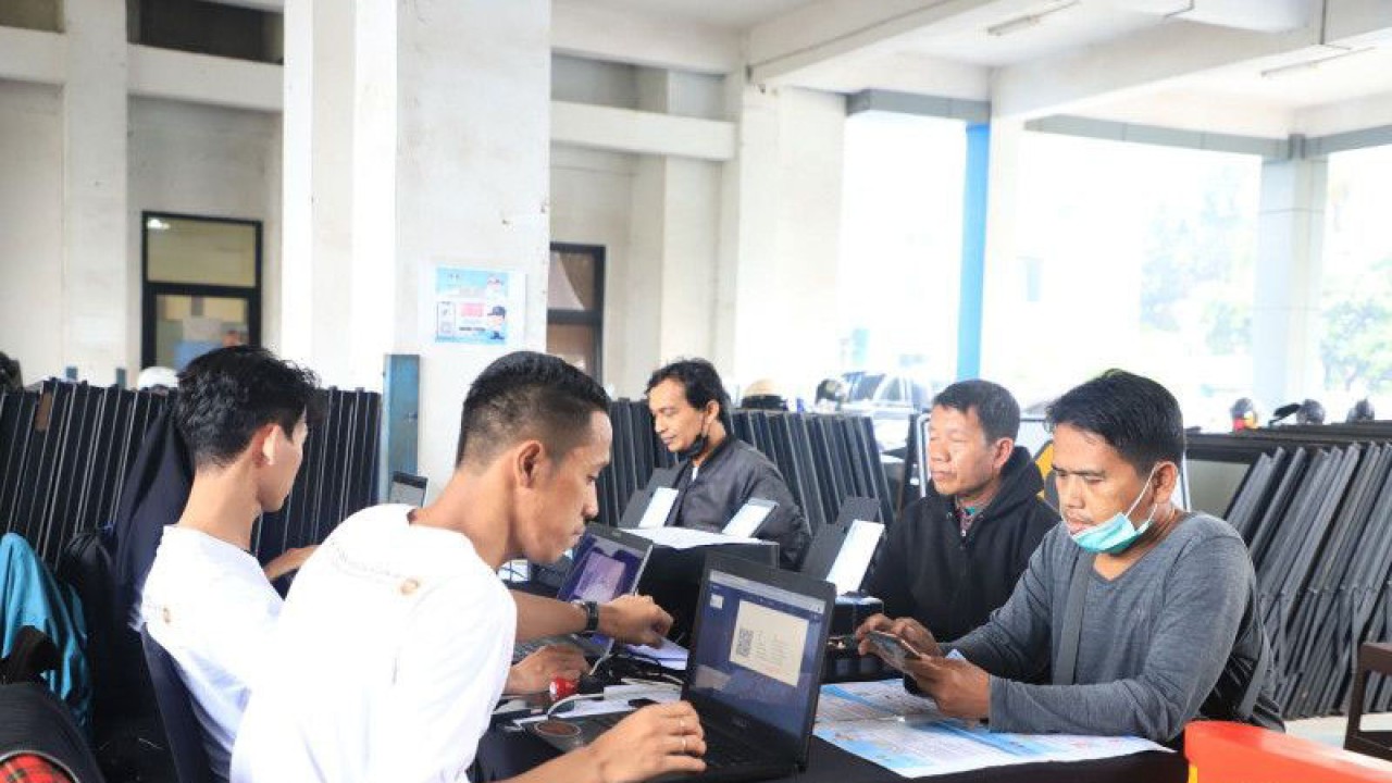 Proses validasi data pemudik di Kantor Dishub Jalan Dr Sitanala, RT 01, RW 01, Karang Sari, Kecamatan Neglasari, Rabu.