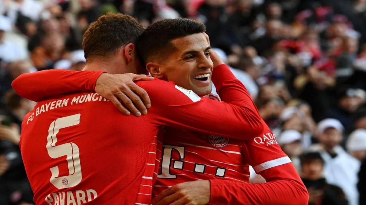 Bek Bayern Muenchen Benjamin Pavard (kiri) dan Joao Cancelo merayakan gol pada pertandingan Liga Jerman menghadapi Augsburg pada pekan ke-24 Liga Jerman di Stadion Allianz Arena, Muenchen, Sabtu (11/3/2023). Bayern Muenchen mampu memenangkan pertandingan dengan skor 5-3. (ANTARA/AFP/CHRISTOF STACHE)