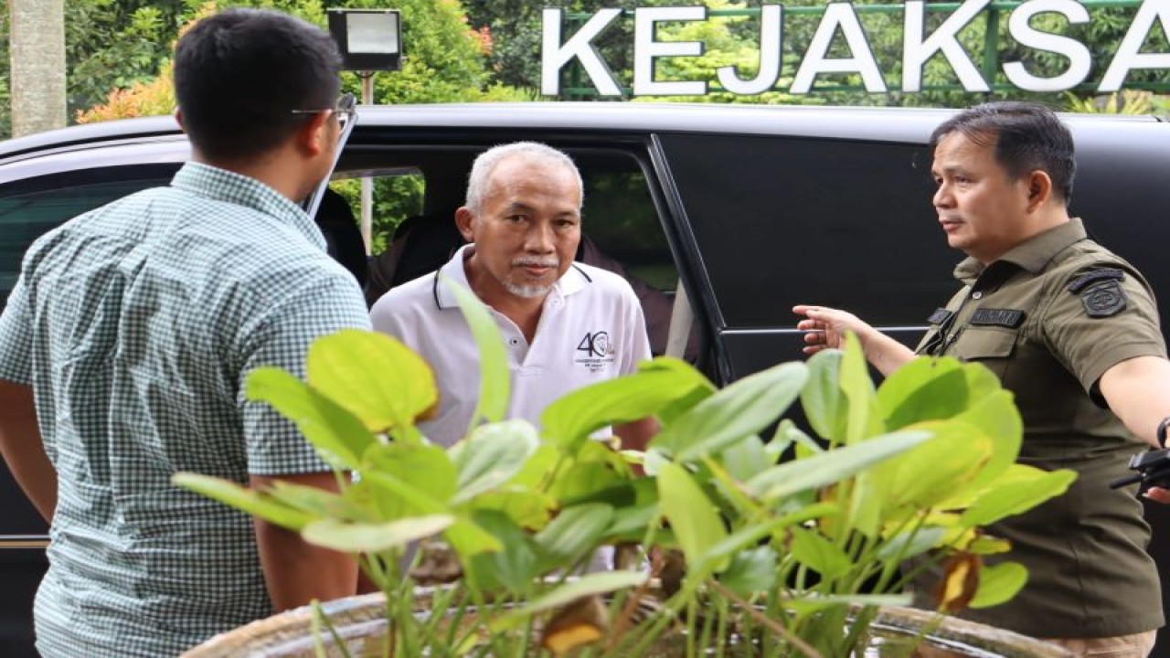 Mantan Kasudin Peternakan dan Perikanan Kota Jakarta Selatan Drh. Chaidir Taufik, M.Si ditangkap tim Tangkap Buronan (Tabur) Kejaksaan Tinggi DKI Jakarta dari tempat prakteknya sebagai dokter hewan di Jl Trikora, Kelurahan Tengah, Kramat Jati, Jakarta Timur, pada Selasa (14/3/2023). (ANTARA/HO Kejaksaan Tinggi DKI Jakarta)
