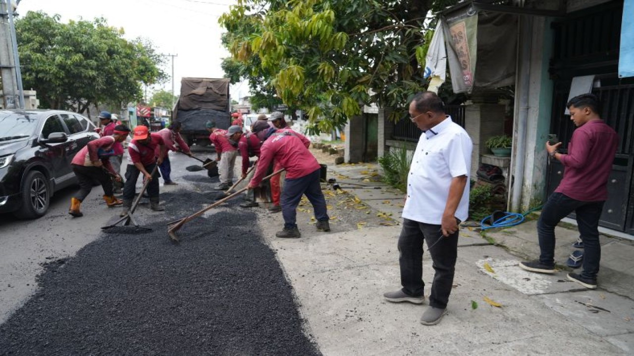 Wakil Wali Kota Surabaya Armuji saat memantau perbaikan jalan rusak di Kota Surabaya, Rabu (29/3/2024). (ANTARA/HO-Pemkot Surabaya)