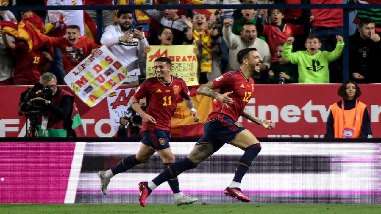 Penyerang Spanyol Joselu (kanan) melakukan selebrasi dengan Yeremy Pino setelah mencetak gol dalam pertandingan Grup A Kualifikasi Piala Eropa 2024 di La Rosaleda, Malaga pada 26 Maret 2023. ANTARA/AFP/CRISTINA QUICLER