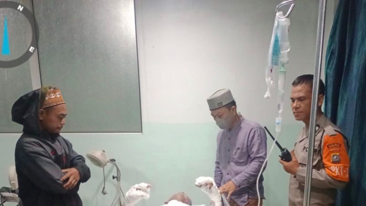 Sugeng (tengah) korban kebakaran rumah di Jalan Sangnawaluh, Kota Pematang Siantar dirawat di Rumah Sakit Vita Insani. ANTARA/HO-Humas Polres Pematang SiantarDua korban kebakaran di Pematang Siantar masih jalani perawatan