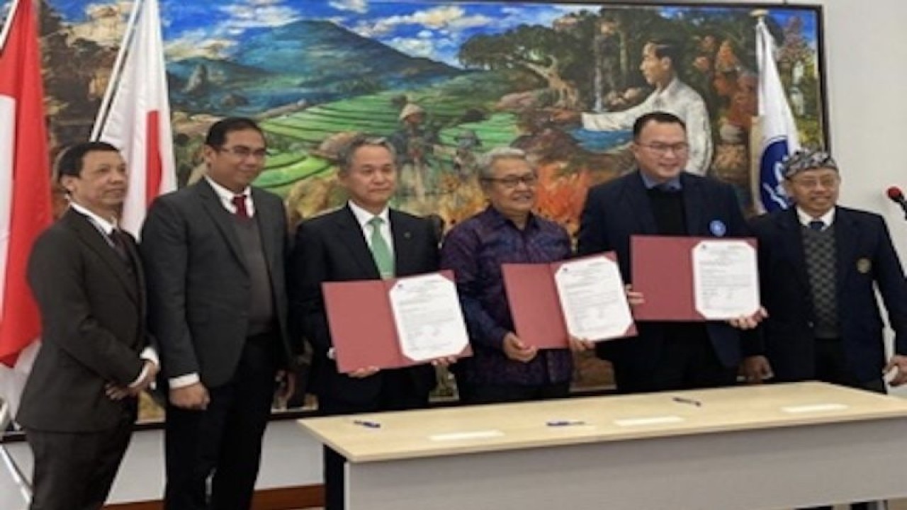 Penandatanganan kerja sama antara Institut Pertanian Bogor (IPB) dan Shizuoka Professional University of Agriculture (SPUA). (ANTARA/HO-KBRI Tokyo)