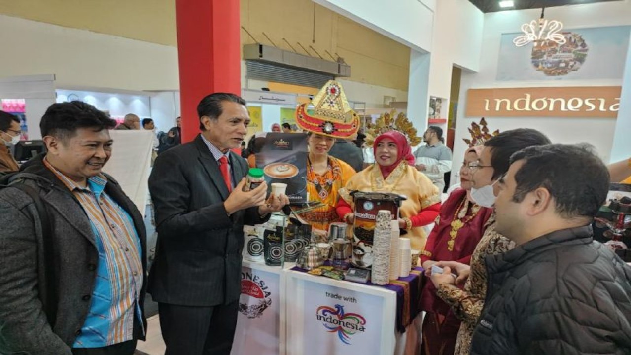 Duta Besar RI untuk Mesir Lutfi Rauf (kedua kiri) berbincang bincang dengan eksibitor di Paviliun Indonesia, "Cairo Supermarket Expo" pada 15 Maret 2023. (ANTARA/HO-KBRI Kairo)