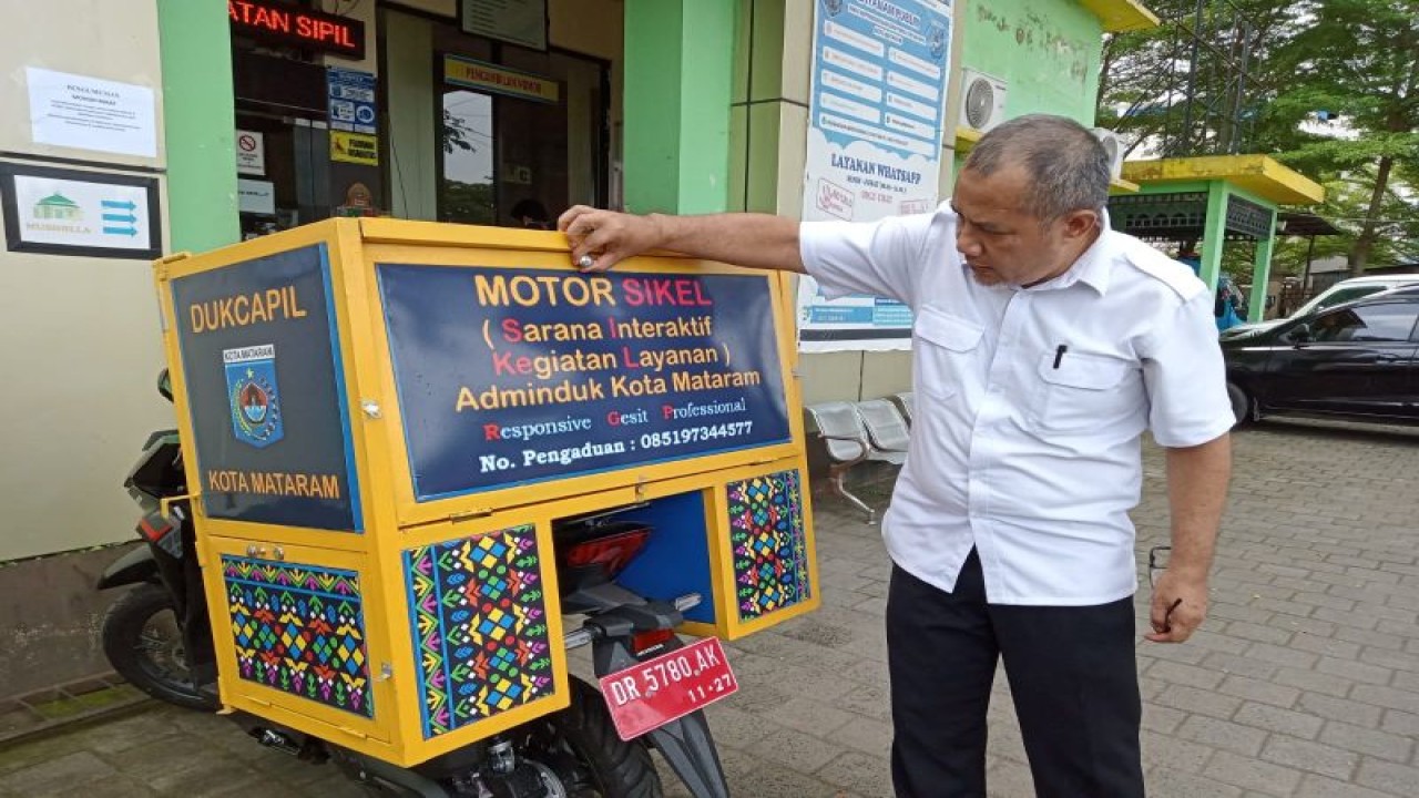 Kendaraan roda dua milik Dinas Kependudukan dan Pencatatan Sipil (Dukcapil) Kota Mataram, Provinsi Nusa Tenggara Barat, yang digunakan untuk layanan administrasi kependudukan ke wilayah padat penduduk. ANTARA/Nirkomala