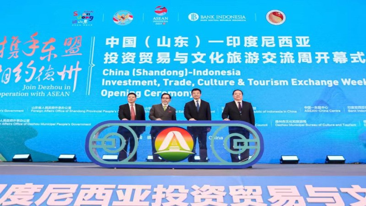 Duta Besar RI untuk China Djauhari Oratmangun (dua kiri) membuka ajang Indonesia-China (Shandong) Exchange Week pada 23-28 Maret 2023 di Kota Dezhou. (ANTARA/KBRI Beijing)