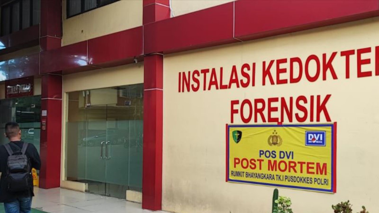 Seseorang telah melintas di Instalasi Kedokteran Forensik sebagai tempat pos DVI post mortem untuk mengidentifikasi jenazah korban kebakaran Depo Pertamina Plumpang di RS Polri, Kramat Jati, Jakarta Timur, Kamis (9/3/2023). ANTARA/Syaiful Hakim