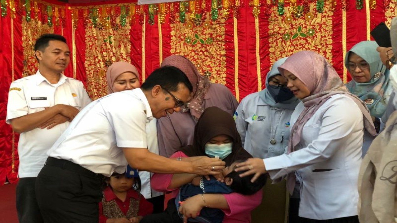Asisten I Padang Edi Hasymi meninjau pemberian imunisasi polio kepada anak di Kota Padang (ANTARA/ HO Kominfo Padang)
