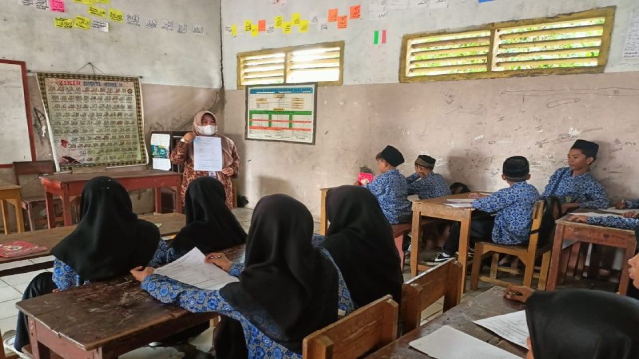 Petugas dari Puskesmas Mekar Baru saat memberikan edukasi dan sosialisasi anti rokok kepada para siswa/siswi di salah satu sekolah di Kabupaten Tangerang. (Azmi)