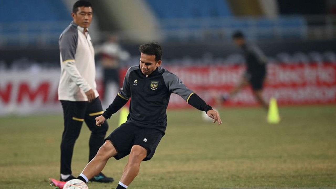 Pesepak bola Tim Nasional Indonesia Egy Maulana Vikri (kanan) berlatih dalam sesi latihan resmi jelang pertandingan leg 2 babak semi final Piala AFF 2022 di Stadion Nasional My Dinh, Hanoi, Vietnam, Minggu (8/1/2023). Pelatih Shin Tae-yong menegaskan timnya tidak menargetkan seri tetapi menang melawan Timnas Vietnam dalam pertandingan leg 2 pada Senin (9/1/2023) untuk lolos ke babak final. ANTARA FOTO/Aditya Pradana Putra/rwa.