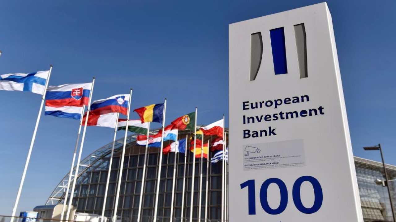 Bendera-bendera terlihat di belakang logo Bank Investasi Eropa (EIB) di kota Luksemburg, Luksemburg, 25 Maret 2017. ANTARA/REUTERS/Eric Vidal