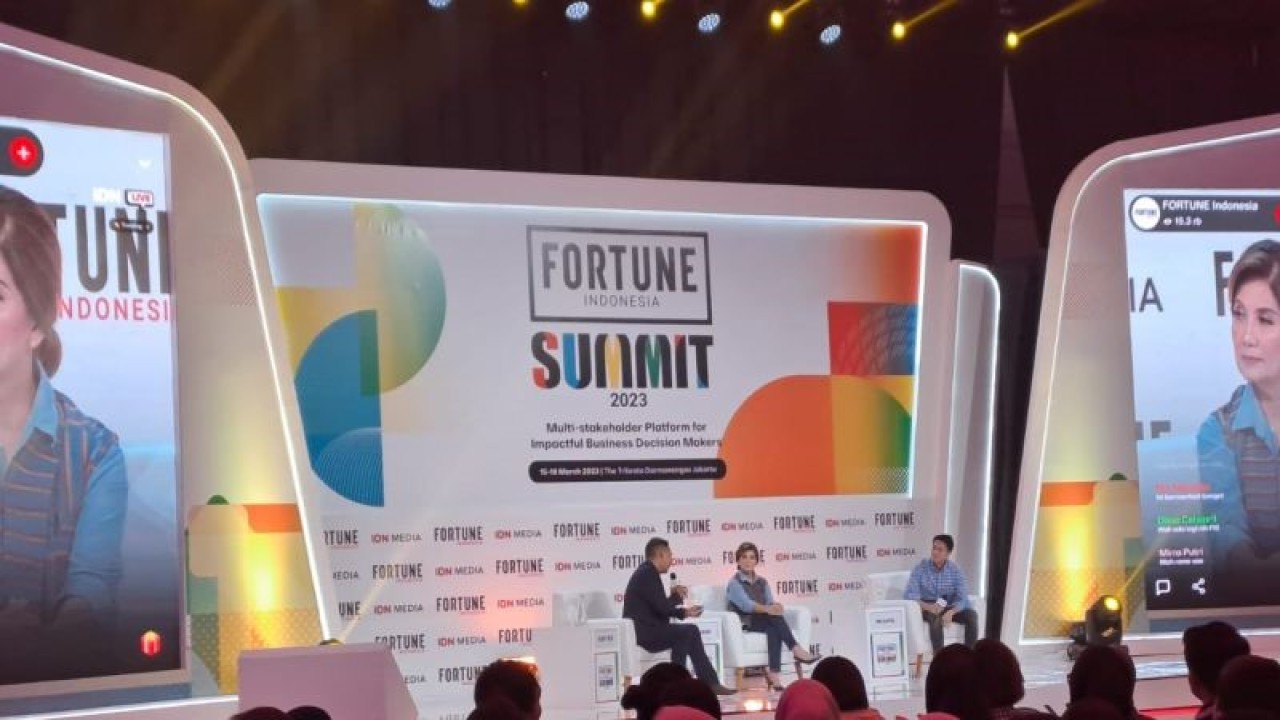 Ekonom Senior Institute for Development of Economics and Finance (Indef) Aviliani (tengah) dalam Fortune Indonesia Summit 2023, Rabu (15/3/2023). (ANTARA/Sanya Dinda)