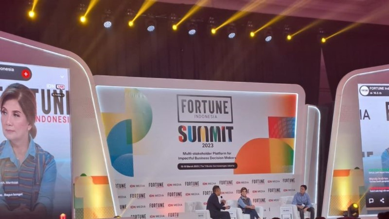 Ekonom Senior Institute for Development of Economics and Finance (Indef) Aviliani (tengah) dalam Fortune Indonesia Summit 2023 di Jakarta, Rabu (15/3/2023). (ANTARA/Sanya Dinda)
