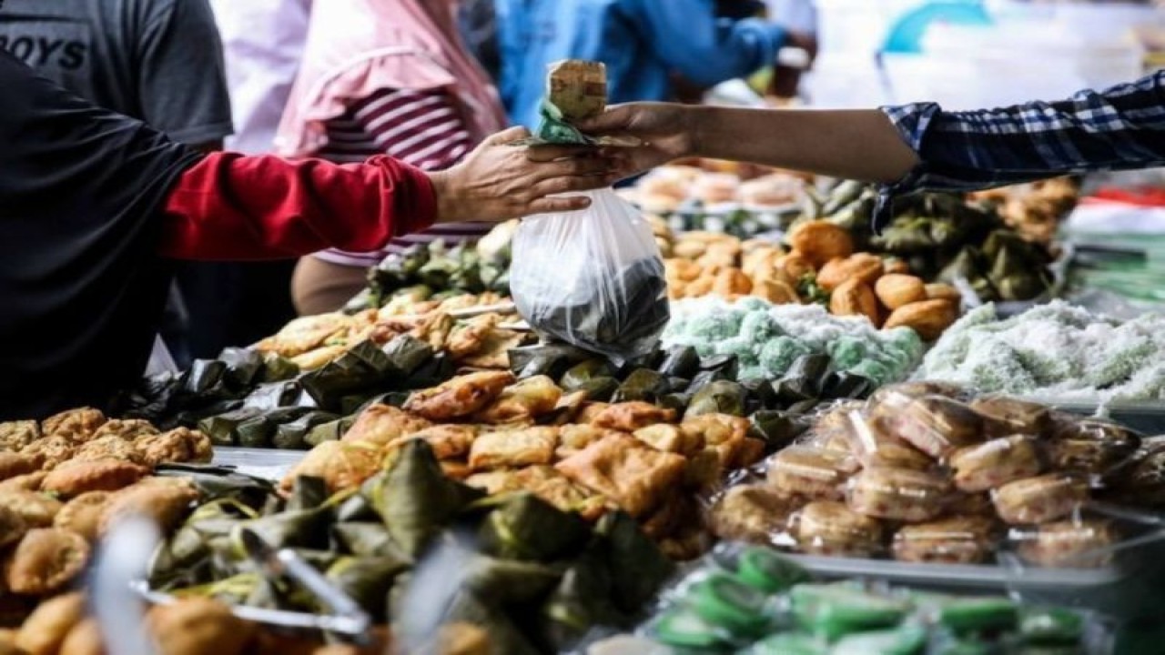 Pedagang ultra mikro dagangannya berupa aneka kue dan gorengan sesaat sebelum berbuka pada bulan Ramadhan (ANTARA/HO-Humas Unair)