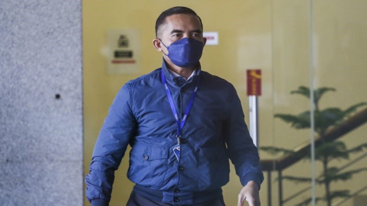 Mantan Kepala Kantor Bea Cukai Yogyakarta Eko Darmanto berjalan memasuki ruangan saat akan menjalani pemeriksaan di Gedung Merah Putih KPK, Jakarta, Selasa (7/3/2023). (ANTARA FOTO/Rivan Awal Lingga/YU