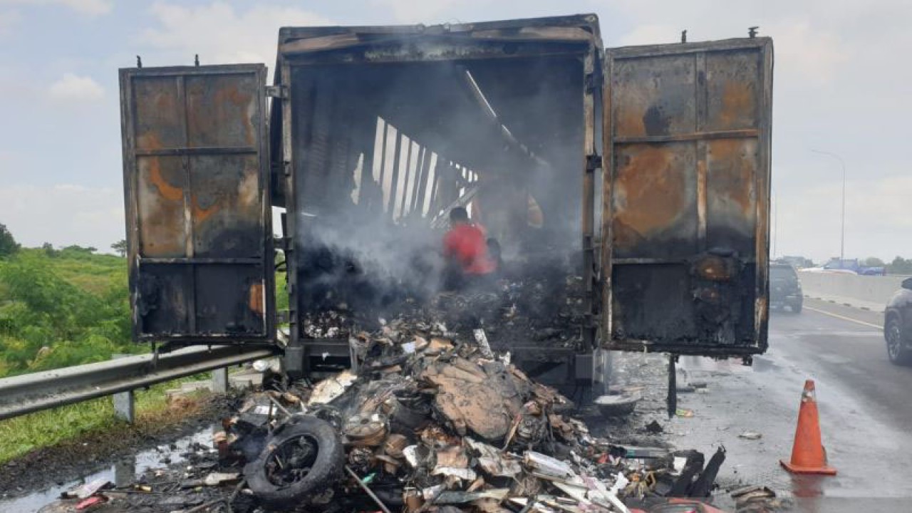 Isi muatan kontainer mobil truk ekspedisi yang mengalami kebakaran di Jalan Tol Trans Sumatera ruas Kayu Agung, Ogan Komering Ilir-Palembang, Sumatera Selatan, KM 360, Sabtu (18/3/2023) (ANTARA/HO-PJR Ditlantas Polda Sumsel)