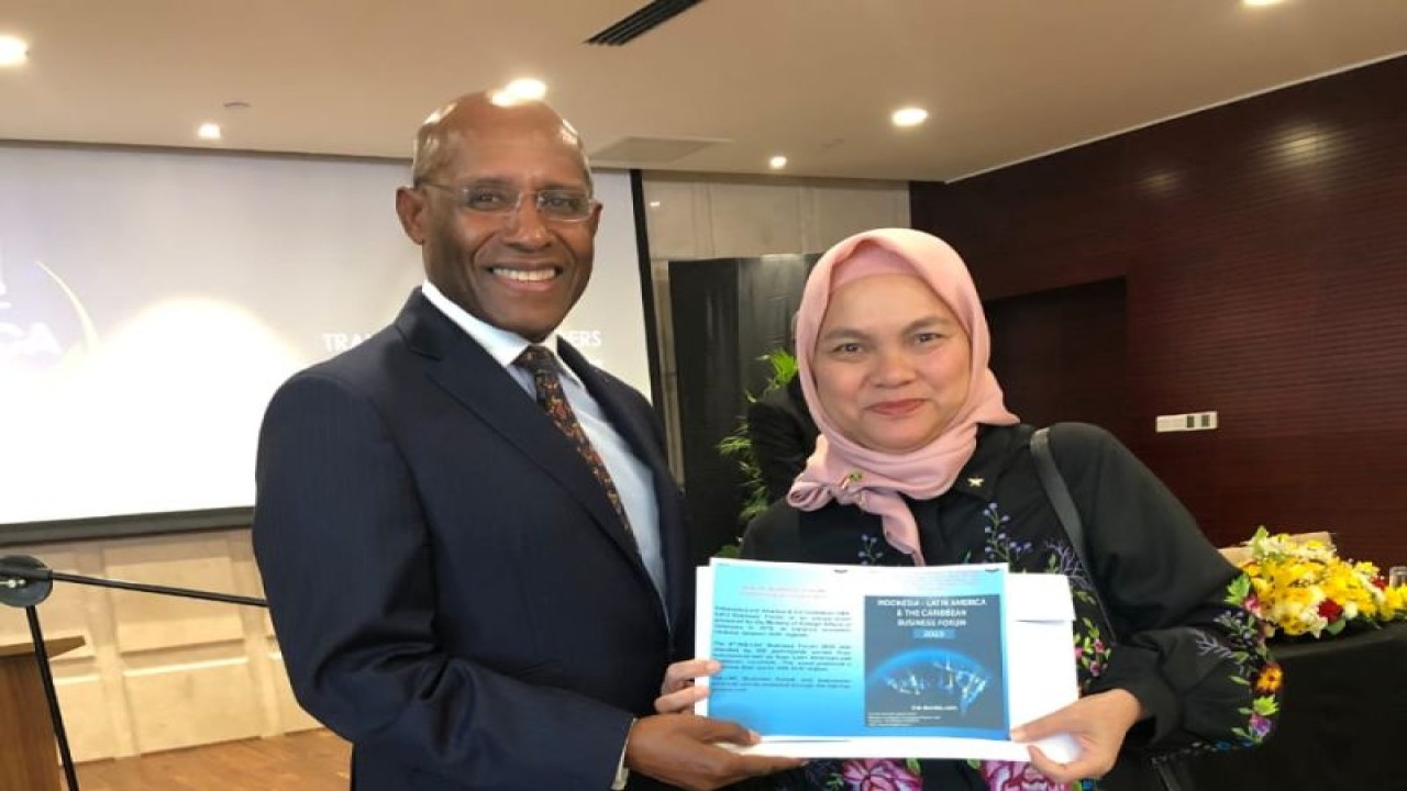 Duta Besar RI untuk Jamaika Nana Yuliana menyampaikan program INA-LAC Business Forum dan Trade Expo Indonesia kepada Menteri Investasi, Industri dan Perdagangan Aubyn Hill di Kingston, Jamaika, pada Sabtu (4/3/2023). (ANTARA/HO-KBRI Havana)