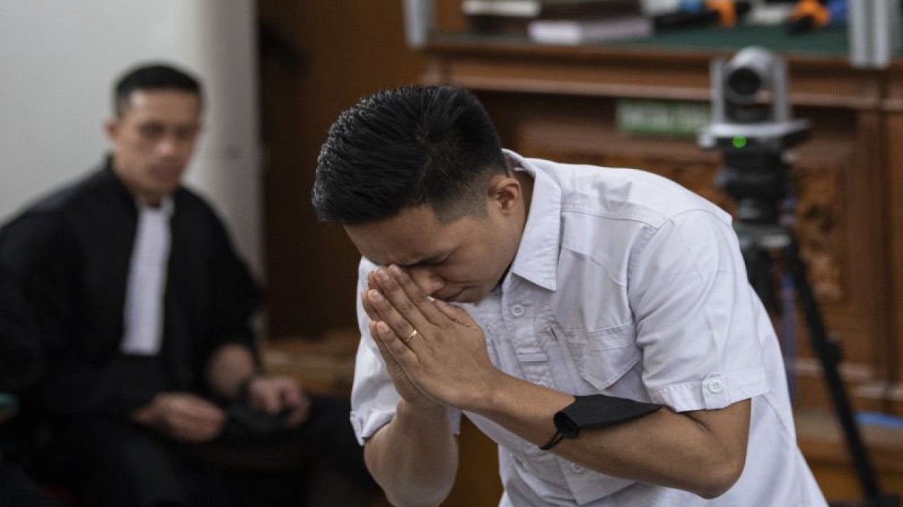 Terdakwa kasus pembunuhan berencana Brigadir Yosua Hutabarat, Richard Eliezer alias Bharada E membungkukkan badan saat tiba dalam sidang putusan di Pengadilan Negeri Jakarta Selatan, Jakarta, Rabu (15/2/2023). ANTARA FOTO/Sigid Kurniawan/foc.