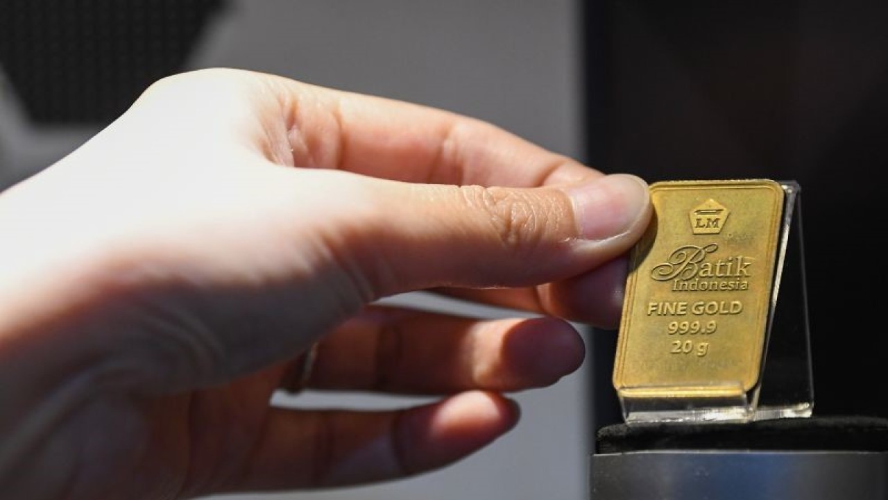 Petugas menunjukkan emas Antam di Butik Antam Pulo Gadung, Jakarta, Selasa (14/3/2023). Harga emas PT Aneka Tambang (Antam) Tbk. mengalami kenaikan menjadi Rp1,064 juta per gram pada Selasa (14/3) dari harga Senin (13/3) Rp1,054 juta per gram dan harga akhir pekan lalu berada di level Rp1,049 juta per gram karena sejalan dengan penguatan harga emas dunia. ANTARA FOTO/Aditya Pradana Putra/tom. (ANTARA FOTO/ADITYA PRADANA PUTRA)