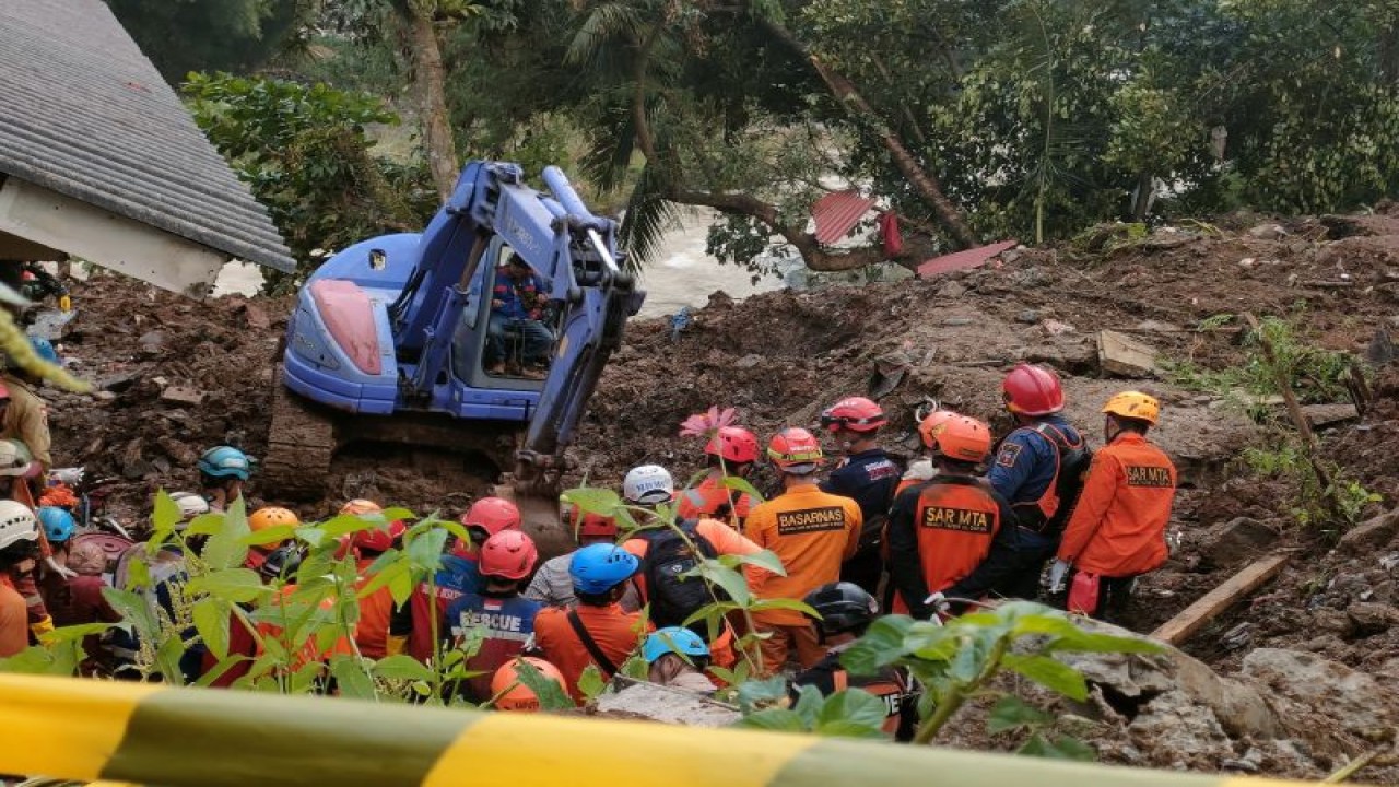 Penggalian material longsor dengan eskavator di Kelurahan Empang, Kecamatan Bogor Selatan, Kota Bogor, Jawa Barat pada Kamis (16/3/2023) sore. (ANTARA/Linna Susanti)