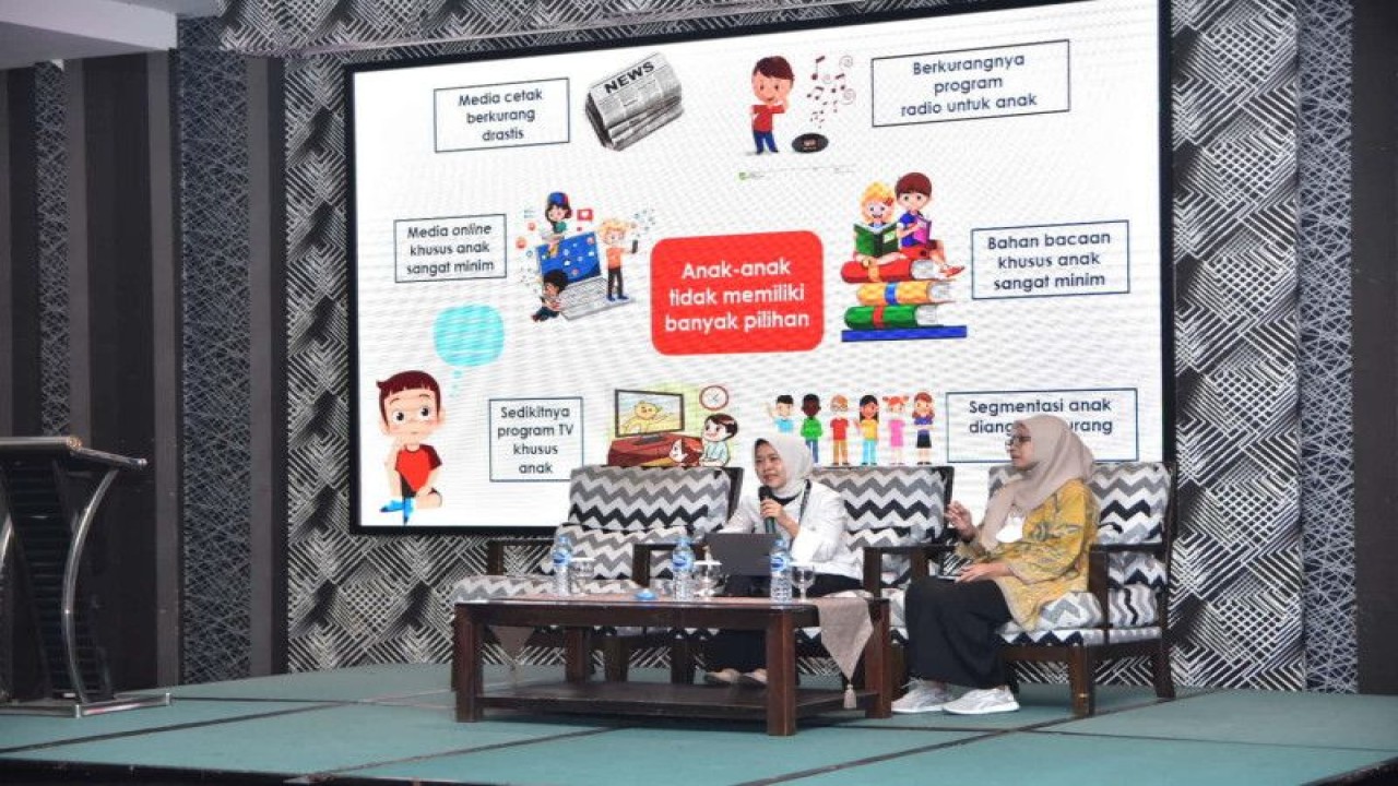 Asisten Deputi Pemenuhan Hak Sipil, Informasi dan Partisipasi Anak Kementerian Pemberdayaan Perempuan dan Perlindungan Anak Endah Sri Rejeki (kiri) dalam acara "Bimbingan Teknis SDM Pusat Informasi Sahabat Anak (PISA) Tersertifikasi Ramah Anak". (ANTARA/ HO-Kemen PPPA)