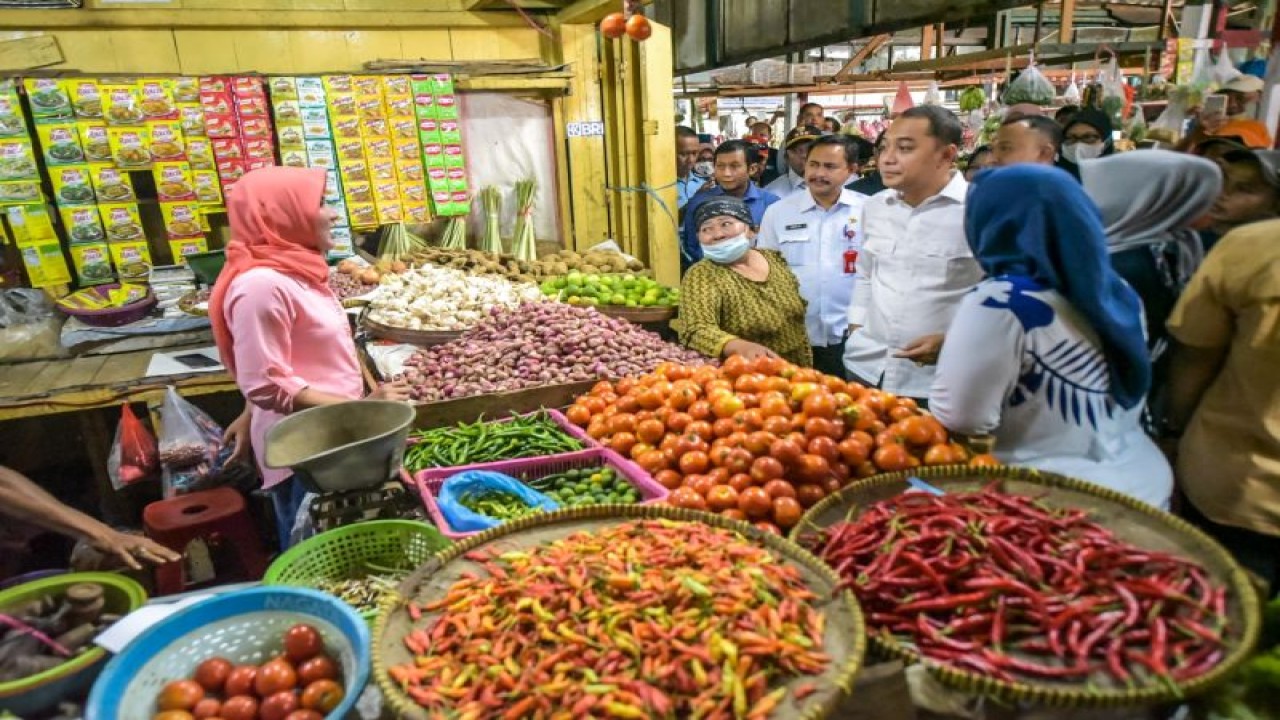 Wali Kota Surabaya Eri Cahyadi saat memantau harga kebutuhan bahan pokok di Pasar Pucang beberapa waktu lalu. (ANTARA/HO-Diskominfo Surabaya)